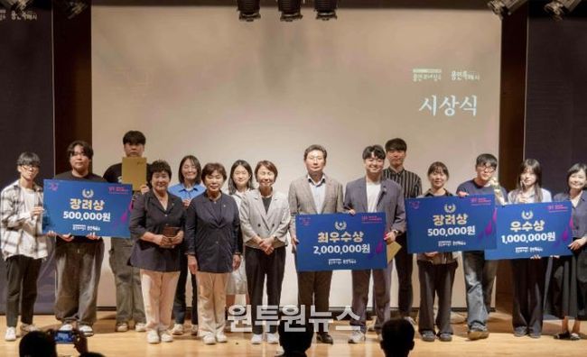 22일 용인문화재단 이벤트홀에서 이상일 시장과 영화제 참석자들이 기념 사진을 촬영하고 있다