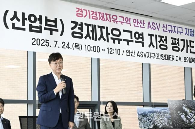 이민근 안산시장이 안산사이언스밸리지구 신규지구 현장실태조사에서 발언을 진행하고 있다.