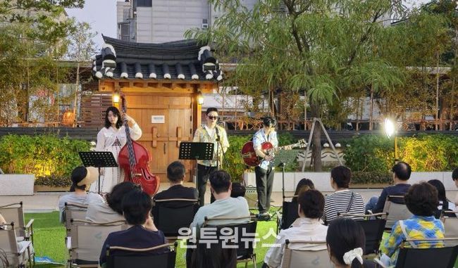 정조테마공연장 <어울야락> ‘조용찬 트리오’ 공연 사진