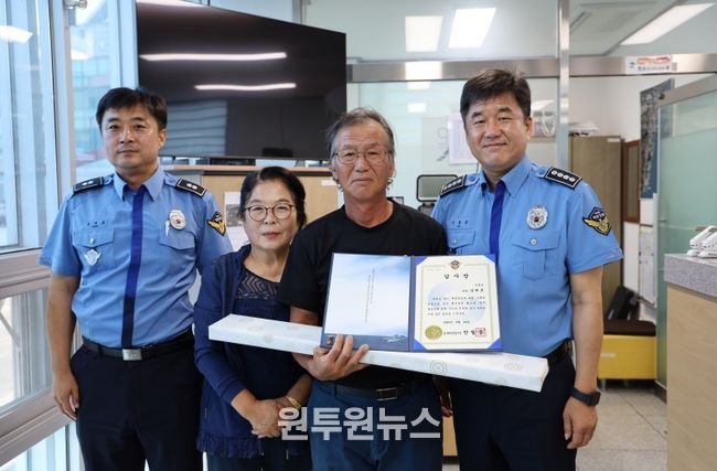 일월호 김태호서장이 부인과함께 기념촬영을 하고있다.(왼쪽 기장파출소장, 오른쪽 울산해양경찰서장