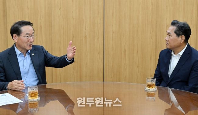 유정복 인천광역시장이 23일 시청 접견실에서 김용석 국토교통부 대도시권광역교통위원회 위원장 접견하고 협력방안 등을 논의하고 있다.