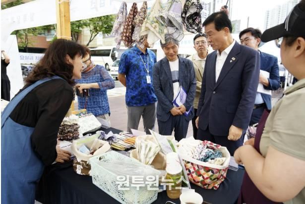 이승로 성북구청장(가운데)이 관계자들과 함께 박람회를 둘러보고 있다