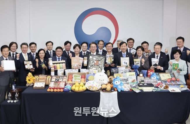 김민석 국무총리가 23일 세종대로 정부서울청사 국무위원 대기실에서 열린 농수산식품 소비촉진 행사에서 국내산 농수산물로 만든 가공식품과 추석 민생선물 세트 등을 살펴보고 있다.(국무조정실)