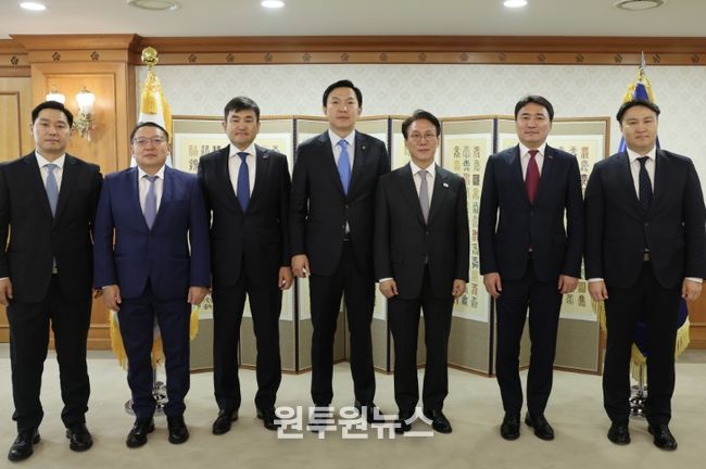 김민석 국무총리가 23일 세종대로 정부서울청사에서 냠오소르 오프랄 몽골 수석부총리 겸 경제개발부 장관을 접견, 인사 및 환담을 나누고 있다.(국무조정실)