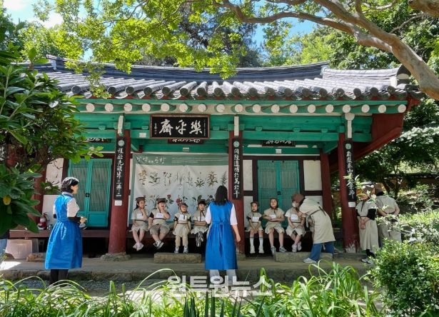 무양서원에서 진행하는 ‘무양에서 만난 어의-사전(思全)약방문’ 프로그램 중 약초 캐기 체험을 하고 있다.