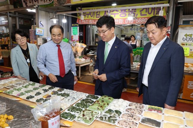 충북교육청, 명절맞이 전통시장 장보기와 지역아동센터 위문