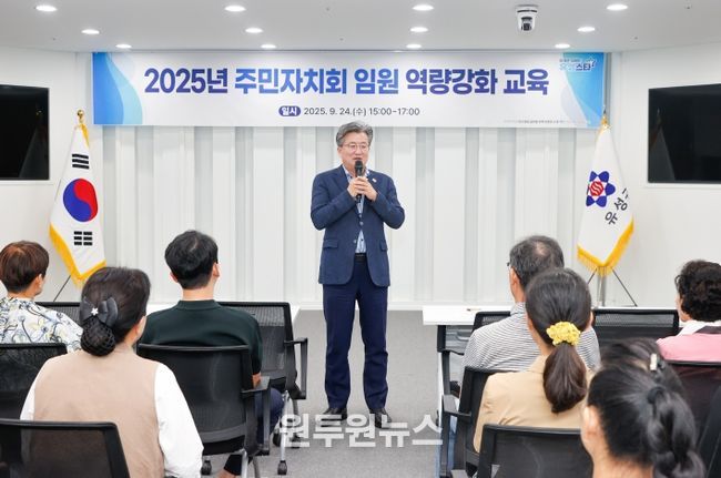 24일 협진운수가 유성구 구즉동 저소득 청소년을 위해 300만 원 상당의 교통카드를 기탁했다.