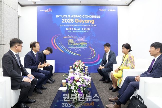 버나디아 찬드라데위 UCLG ASPAC 사무총장과 면담을 나누는 이동환 고양특례시장