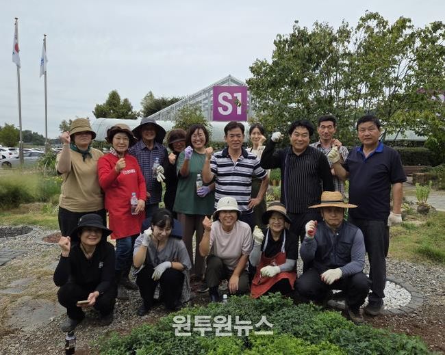 세종시 화훼산업연구회, 농업기술센터 정원에 꽃 500본 식재 봉사