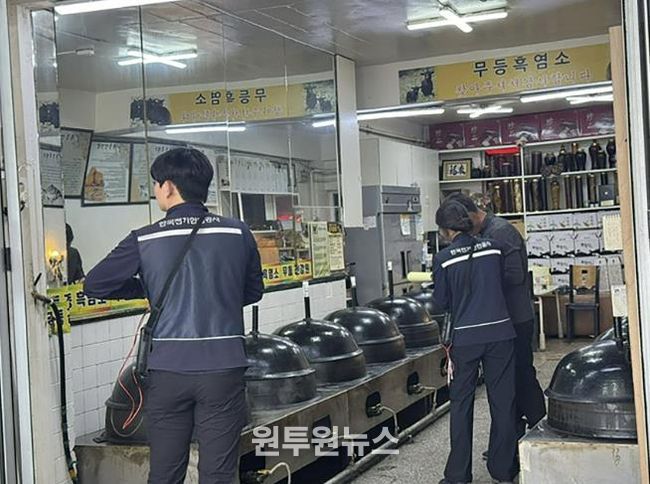 한국전기안전공사 관계자들이 추석 명절을 앞두고 모란시장에서 안전 점검을 실시하고 있다