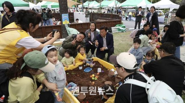 지난 4월 성남시 육아종합지원센터 인근에서 열린 육아데이 행사 때 참여 아동들이 모래놀이 중이다