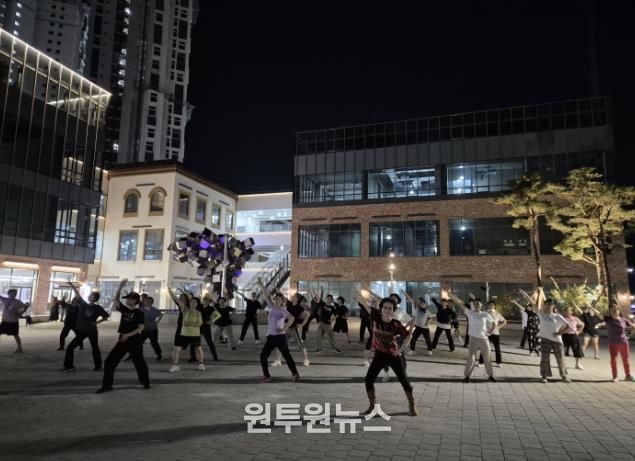 시흥시, 거북섬에서 '건강해로(海路) 걷기교실·별빛운동교실' 운영 … 가을밤 건강 챙겨요
