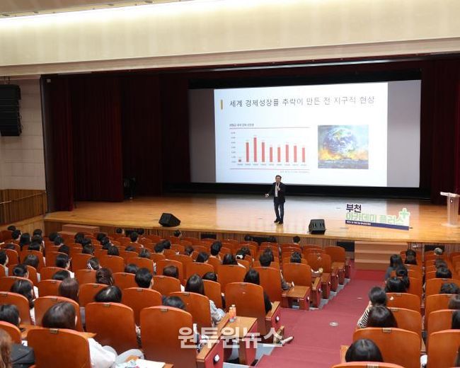 지식경제연구소 박종훈 소장이 시청 어울마당에서 강연을 하고 있다.