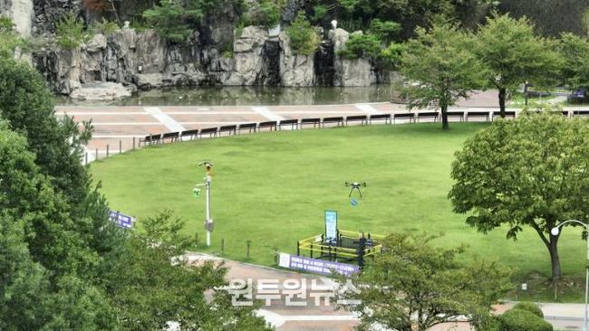 드론이 병목안 시민공원에 물품을 배송하고 있다