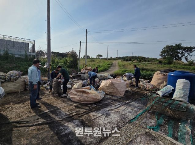 깨끗한 농촌 만든다…함평군-농촌지도자회, 영농폐기물 2톤 수거
