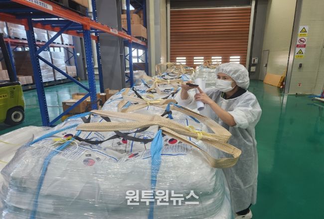 국산 영양강화립을 혼합한 식량원조용 영양강화쌀 선적 검사(2025년 9월)