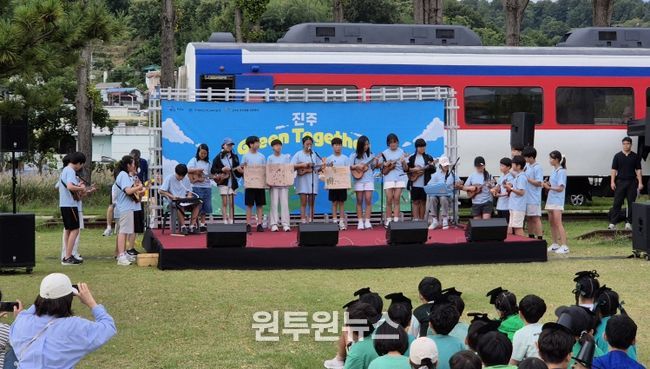 충무공초등학교 우쿨렐레 동아리 학생 23명이 ‘어떤 일도 이겨낼지’ 공연 사진
