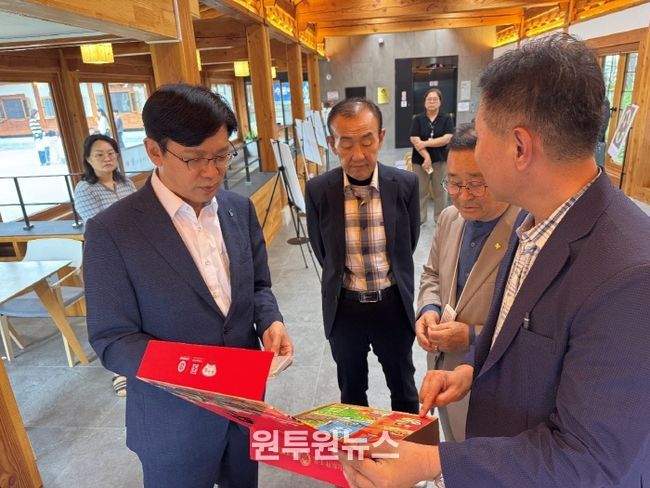 현근택 수원시 제2부시장이 지난(济南) 무형문화유산 전통 간식 전시 부스를 참관하고 있다.