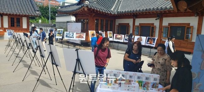 수원시민들이 지난(济南) 미식문화전을 관람하고 있다.