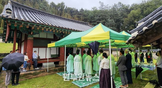 대전 대덕구(구청장 최충규)는 25일 회덕향교(전교 나기선) 대성전에서 ‘2025년 추기 석전대제’를 봉행했다고 밝혔다. 사진은 회덕향교 추기 석전대제 봉행 모습