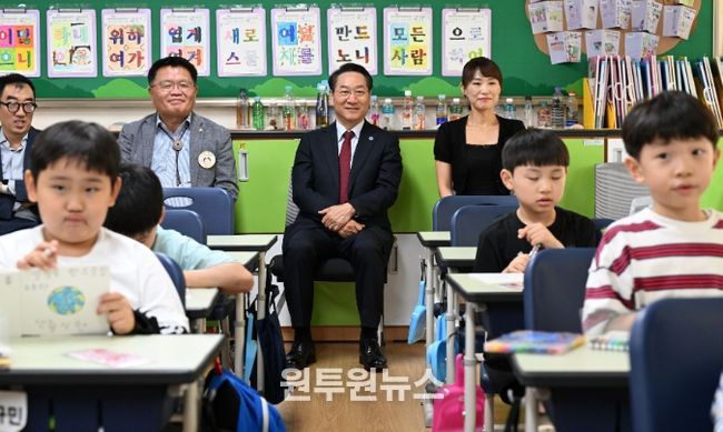 유정복 인천광역시장이 25일 남동구 상아초등학교에서 늘봄프로그램 '지구를 지키는 초록이' 수업을 참관하고 있다.