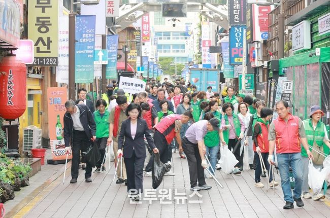 대전시, 추석·APEC 맞아 350명과 거리 대청소 나서