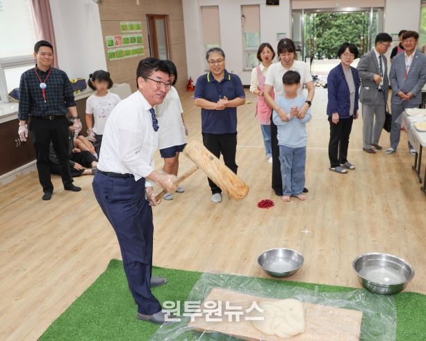 윤건영 충북교육감, 현양원 아이들과 함께 명절맞이 놀이 즐겨