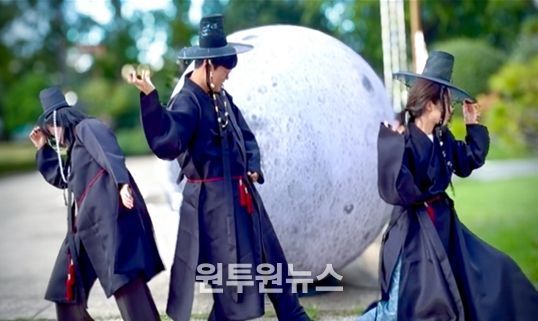 ▲대형 보름달 앞에서 촬영하는 모습