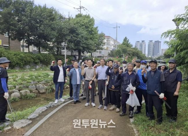 추석 앞두고 시흥시 신천 도심지 하천 정화 활동 실시