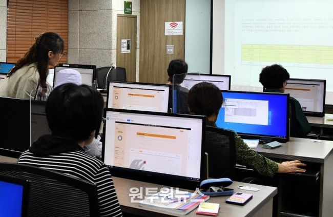 평생교육원 수강생들이 정보화 교육을 받는 모습