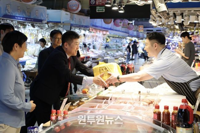 추석맞이 민생행보 팔 걷은 김정헌 중구청장, 전통시장 장보기 나서