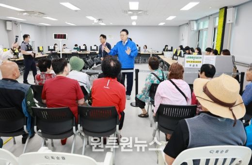 구복규 화순군수가 지난 23일 민생안정지원금 접수처를 방문한 모습