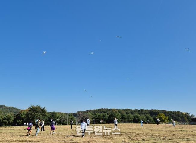 강화군, “추석엔 박물관! 신나는 민속놀이 한마당”(1_고인돌공원 연날리기).