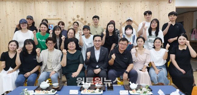 박희조 동구청장이 무지개어린이집에서 목조화 사업 준공식에 참여하고 있다