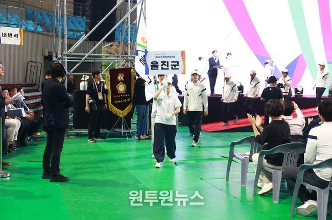 지난 9월 19일부터 21일까지 김천시 일원에서 열린 제35회 경북도민생활체육대축전에 출전한 울진군 선수단이 입장하고 있다