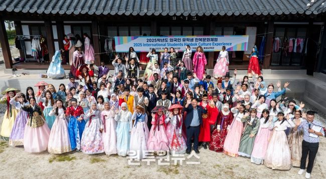 경상국립대학교(GNU)가 민족 최대의 명절 추석을 앞두고 9월 26일 오후 2시 예절교육관에서 유학생을 대상으로 한복 문화 체험을 마련했다.