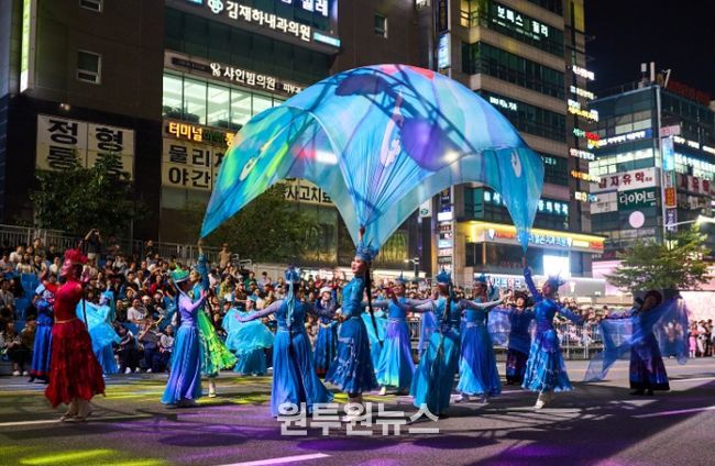 ‘천안흥타령춤축제 2025’의 거리퍼레이드가 26일 방죽안오거리~신세계백화점 천안아산점 일대 550m 구간 9차선 도로에서 펼쳐졌다.