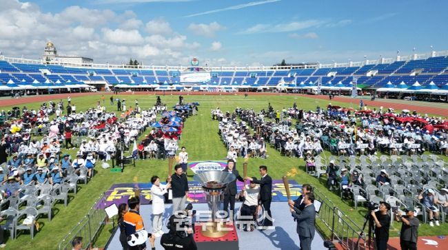 포항시가 지난 27일 포항종합운동장에서 제15회 포항시민체육대회를 개최했다.