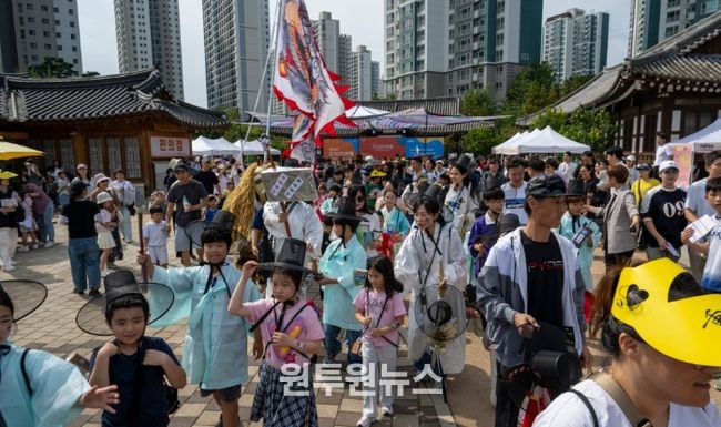 김포를 넘어 전국 각지에서 찾아와 K-중봉 코스프레 거리퍼레이드에 참여하고 있는 사람들