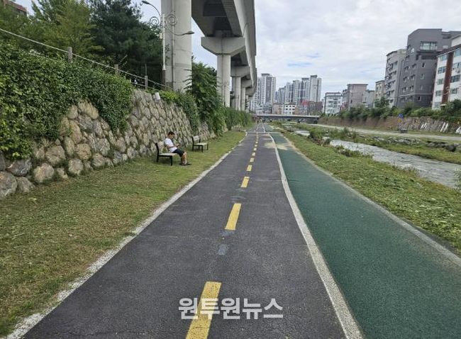 용인특례시 처인구가 하천 산책로 제초작업을 마무리했다.