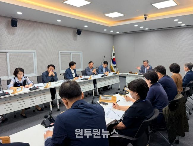 정용래 유성구청장이 29일 오전 긴급대책회의를 주재하고 있다