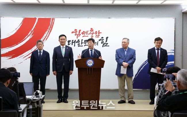 박정주 도 행정부지사는 29일 도청 프레스센터에서 기자회견을 열고, 도내 정보시스템 장애 현황과 대응 추진 상황, 향후 계획 등을 밝혔다.