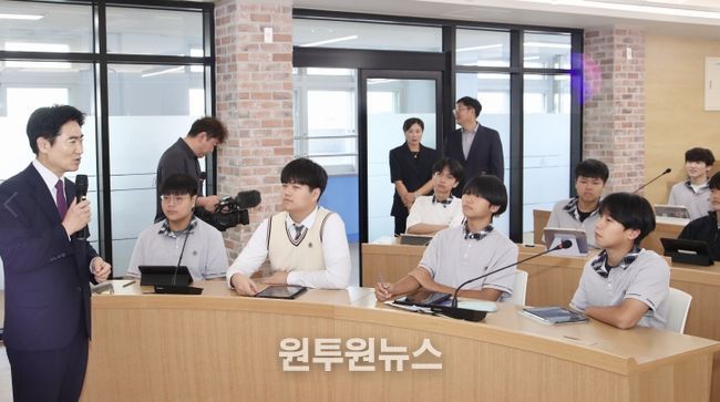 김대중 교육감이 3학년 교실을 찾아 수험생을 격려하고 있다.