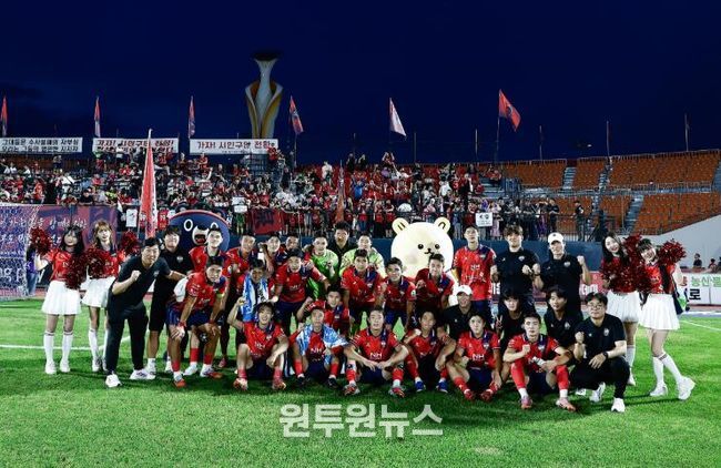 9월 27일 포항전 홈경기에서 승리한 김천상무 선수단이 승리샷을 찍고 있다.j