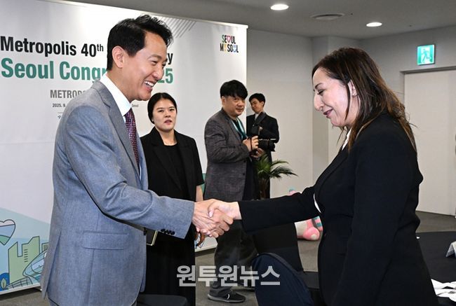 오세훈 서울시장이 29일 동대문디자인플라자(DDP)에서 열린 '2025 세계대도시협의회 창립 40주년 기념 서울 총회' 개회식에 앞서 의장인 파티하 엘 무드니 모로코 라바트 시장(오른쪽)과 악수하고 있다.
