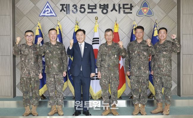 29일 추석 명절을 앞두고 김관영 도지사가 육군 제35보병사단을 방문하여 김광석 35사단장에게 지역 안전 수호에 감사의 마음을 전하고 있다.