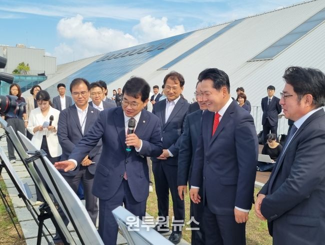 국민의힘 인천 중구 현장최고위원회의에서 내항 재개발 사업 브리핑받아