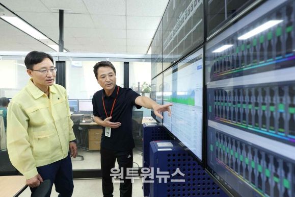 < 임광현 국세청장이 국세청 정보시스템 운영현황을 모니터링하고 있다.