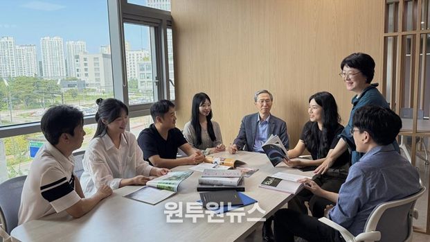 국립박물관단지팀 직원들이 「목요박물관산책」의 책자 제작을 위한 아이디어를 내며 서로 의견을 나누고 있다.