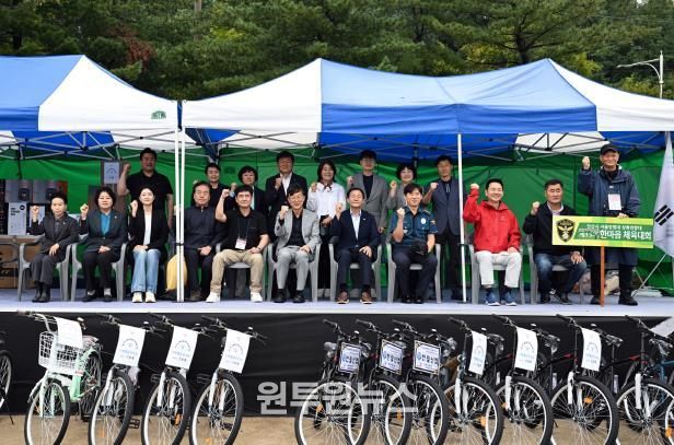 이민근 안산시장(앞줄 왼쪽 여섯번째)이 제13회 상록구 자율방범대 한마음 체육대회에서 참석자들과 함께 기념촬영을 하고 있다.